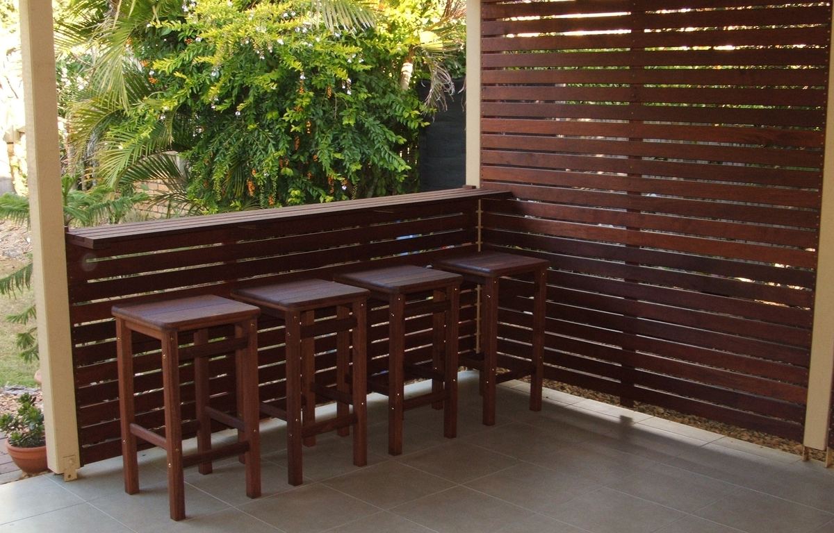 Horizontal Kwila screening with built-in bar stools