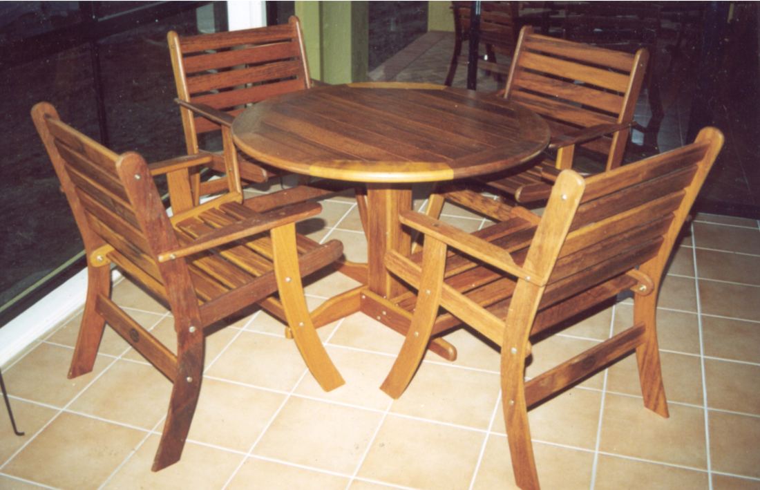 Round Kwila table with four Laguna chairs