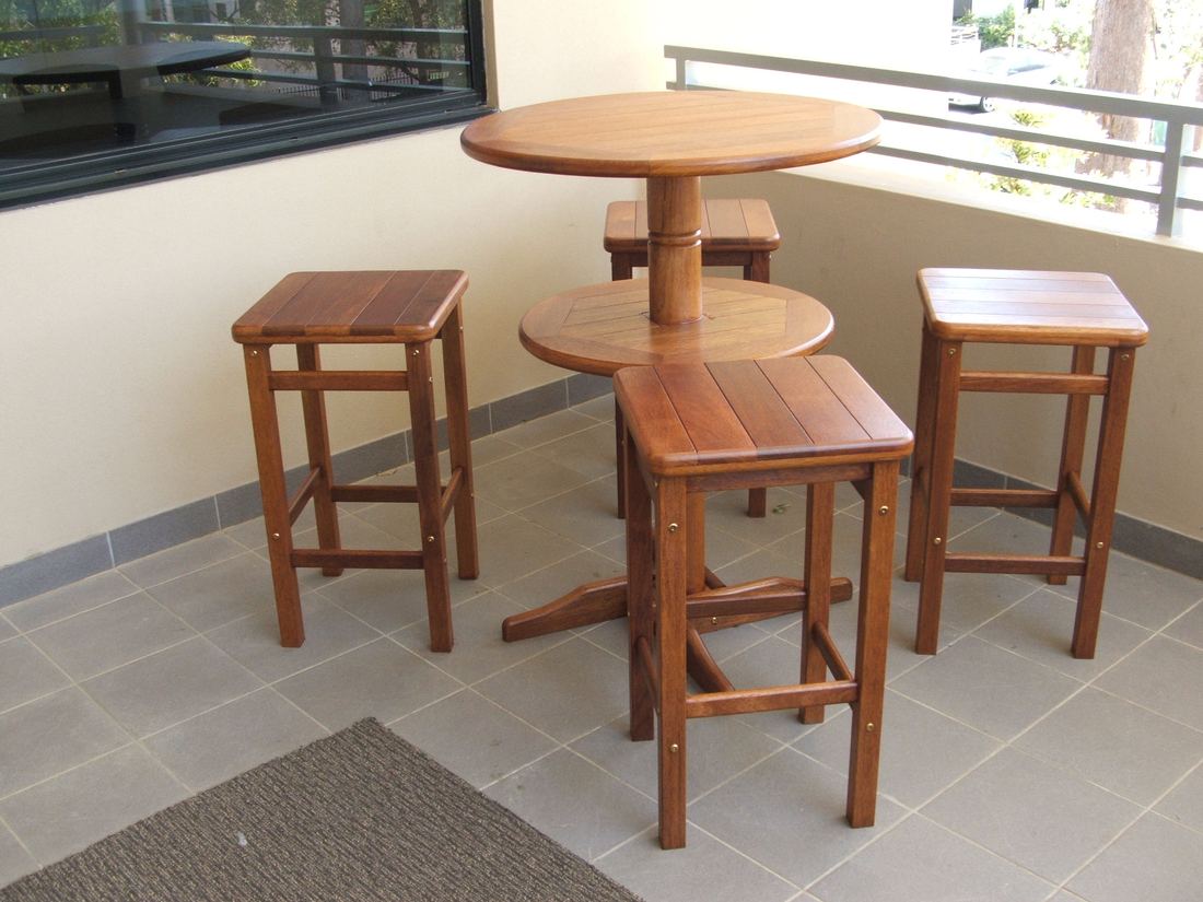 Round Kwila dry bar with three bar stools