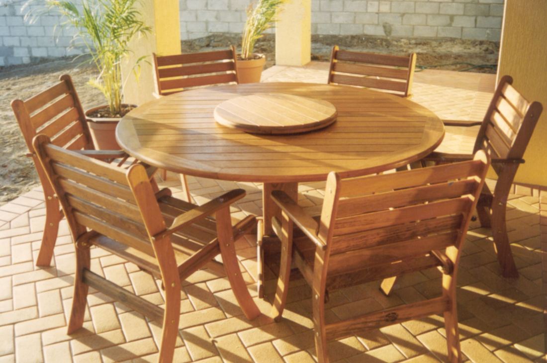 Round Kwila table with Laguna chairs on brick pavers