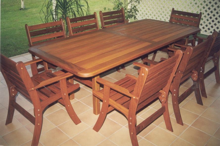 Kwila table with Laguna chairs on a paved patio